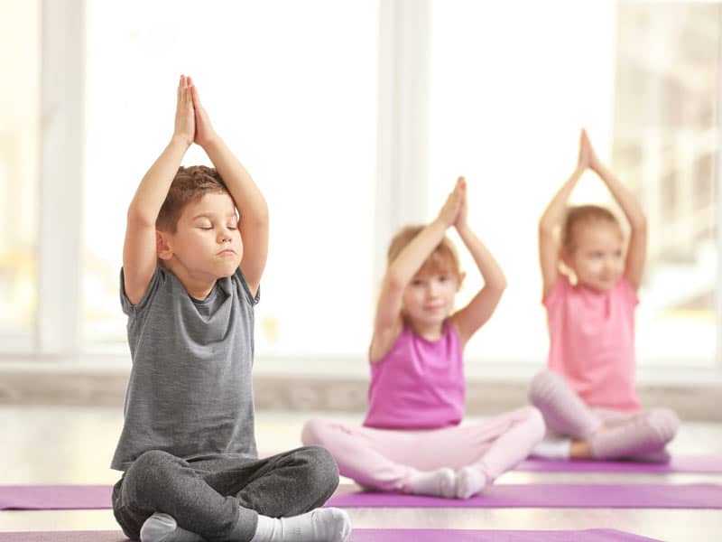 Hacia arriba captura disfraz 3 posturas de yoga para niños pequeños - BAYARD REVISTAS Hacemos pequeños  grandes lectores... felices